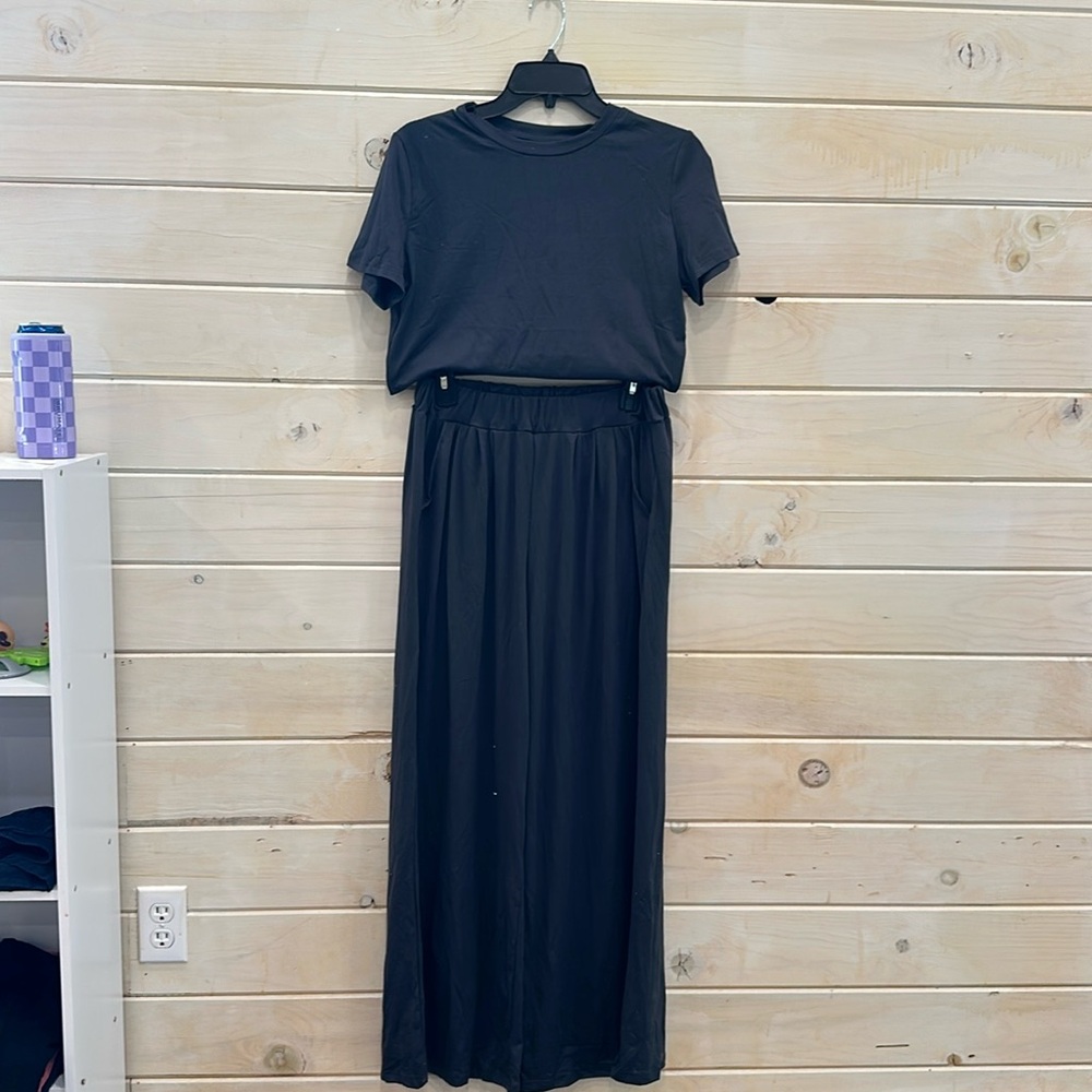 Grey 2 piece set Size Large but I’d say fit like a medium. Top is cropped.